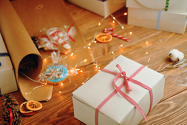 포토 JPG 해외이미지 디자인 리본 종이 조각 컨셉 크리스마스 겨울 포장 탁자 지팡이 휴가 새해 사탕 크리스마스선물 선물 이벤트 사람없음 목재 장식 선물상자 빛 상자 산타클로스 쿠키 축제 화환 놀람 축하 인사 신용카드 예측 포장지 활 주기 심플 패키지 마법 원뿔 판지 크리스마스이브 핸드메이드 클라우스 해외포토 도형 나무 계절 기념일 꽃 감정 가구 재료 모션 디저트 표정 금융 예절 파일형식 이미지허브