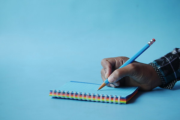 포토 JPG 해외이미지 남자 종이 설계 한명 사람없음 파란색 펜 다이어리 기록 잡지 종업원 문서 필기체 카피스페이스 해외포토 직업 문자 1 컬러 컨셉 사람 간행물 필기구 사무용품 공백 파일형식 이미지허브