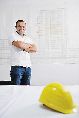 포토 JPG 해외이미지 남자 건축 건설업 한명 상반신 성인 옆모습 팔짱 비즈니스맨 엔지니어 안전모 건축가 성인남자한명만 해외포토 직업 1 산업 뷰포인트 비즈니스 모션 사람 직장인 기술자 헬멧 안전장비 남자한명만 성인남자만 파일형식 이미지허브