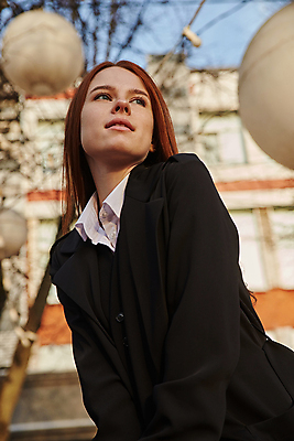 포토 JPG 해외이미지 나무 백인 모델 라이프스타일 긴머리 옷 여자 포즈 공 한명 사람 성인 야외 건물 뷰티 유행 검은색 코트 흰색 나뭇가지 우아함 풍선 빨간머리 스타일 해외포토 서양인 식물 1 헤어스타일 건축물 컬러 컨셉 생활 외투 파일형식 이미지허브