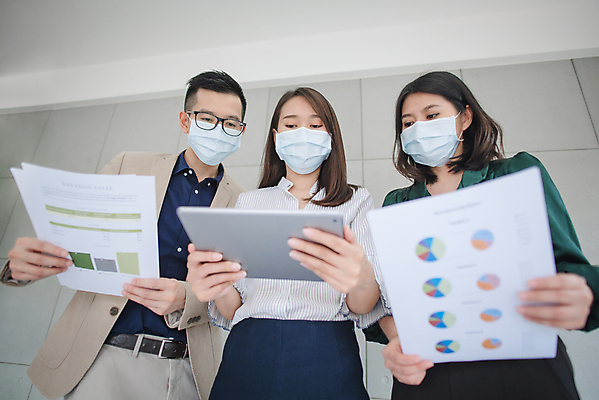 포토 JPG 해외이미지 직업 라이프스타일 손 컨셉 비즈니스 통신 거리 아이디어 직장 건강 가면 안전 사람 세명 사무실 고통 업무 비즈니스맨 작업실 바이러스 보호 위생 청소 종업원 비전 고용 돌봄 위기 위생관리 전염병 정책 지능 해외포토 남자 감정 회사 모션 관리 생활 신체부위 구직 작업 직장인 질병 채용 파일형식 이미지허브