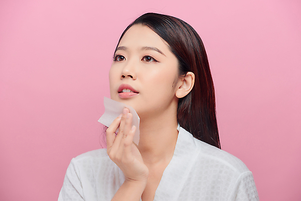 포토 JPG 해외이미지 응시 여자 실내 한명 들기 동양인 상반신 성인 앞모습 뷰티 가운 닦기 기름종이 성인여자한명만 분홍색배경 해외포토 1 시선 옷 종이 뷰포인트 분홍색 백그라운드 모션 사람 인종 내부 여자한명만 성인여자만 파일형식 이미지허브