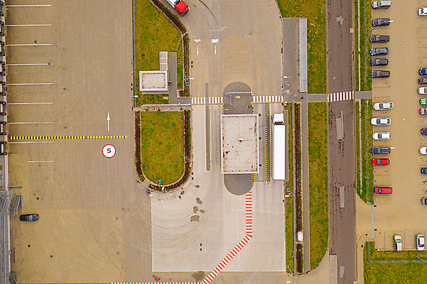 포토 JPG 해외이미지 공원 산업 도로 비즈니스 교통시설 자동차 안테나 사람없음 건물 트럭 화물 도시 센터 역 상품 정상 주식 컨테이너 창고 상업 머리위 지역 트랙터 수납 짐차 무거움 트레일러 물류 슈퍼마켓 드론 분배 수입 터미널 해외포토 건축물 공공시설 길 육상교통 교통 통신 금융 상점 운송업 무게 농기계 시설 특수차량 파일형식 이미지허브