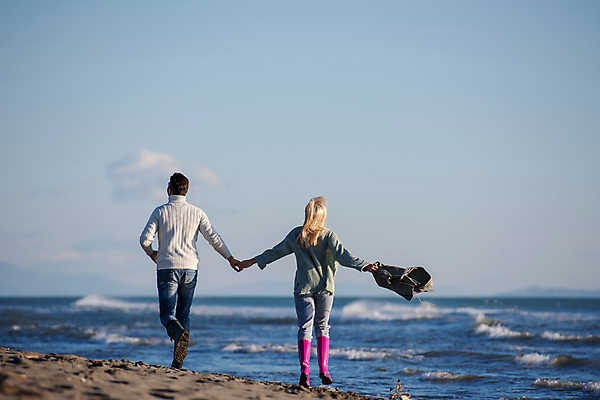 포토 JPG 해외이미지 주간 전신 커플 여자 남자 여유 하늘 팔벌리기 들기 성인 해변 야외 두명 뒷모습 걷기 손잡기 산책 성인만 해외포토 자연요소 감정 바다 뷰포인트 관계 모션 휴식 사람 파일형식 이미지허브