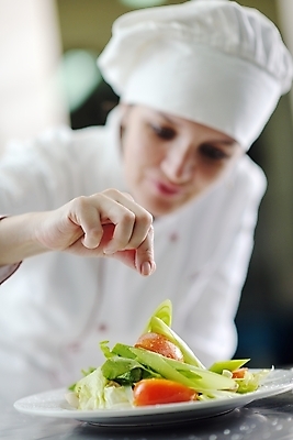 포토 JPG 해외이미지 여자 실내 요리 한명 상반신 성인 앞모습 주방 요리사 샐러드 뿌리기 성인여자한명만 해외포토 직업 1 음식 뷰포인트 모션 사람 내부 여자한명만 성인여자만 파일형식 이미지허브