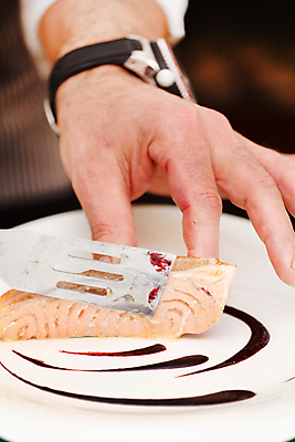 포토 JPG 해외이미지 직업 1 접시 손 남자 산업 음식 재료 휴가 어류 요리 사람 사람없음 장식 주방 식당 요리사 식사 샐러드 잡기 고명 허브 집중 준비 연어 후추 맛있는 해외포토 식물 식기 컨셉 모션 신체부위 상점 수중동물 향신료 파일형식 이미지허브