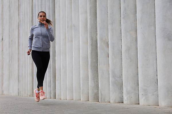 포토 JPG 해외이미지 전신 백인 라이프스타일 웰빙 여자 스포츠 모션 청소년 건강 한명 사람 야외 뒷모습 운동복 달리기 조깅 운동 도전 속도 노력 여자한명만 자극 해외포토 서양인 1 옷 뷰포인트 생활 여자만 파일형식 이미지허브