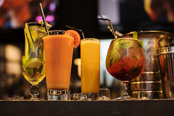 포토 JPG 해외이미지 실내 빨대 사람없음 아웃포커스 다양 칵테일 양동이 칵테일잔 라임 칵테일바 얼음통 해외포토 다수 술잔 과일 주류 촬영기법 내부 선술집 파일형식 이미지허브