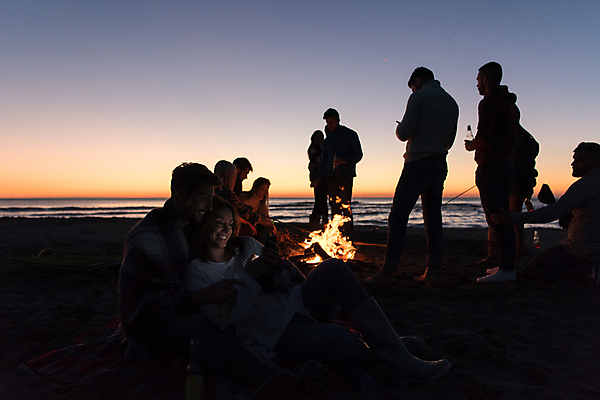포토 JPG 해외이미지 전신 여자 남자 실루엣 밤하늘 함께함 서기 웃음 앉기 여러명 성인 해변 야외 옆모습 뒷모습 친구 어둠 캠핑 야간 모닥불 성인만 해외포토 자연요소 바다 뷰포인트 다수 컨셉 관계 모션 하늘 불 레저 촬영기법 표정 사람 파일형식 이미지허브