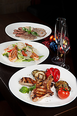 포토 JPG 해외이미지 검은배경 서양음식 실내 육류 스테이크 사람없음 샐러드 샴페인잔 해외포토 음식 백그라운드 술잔 식재료 내부 검은색 파일형식 이미지허브