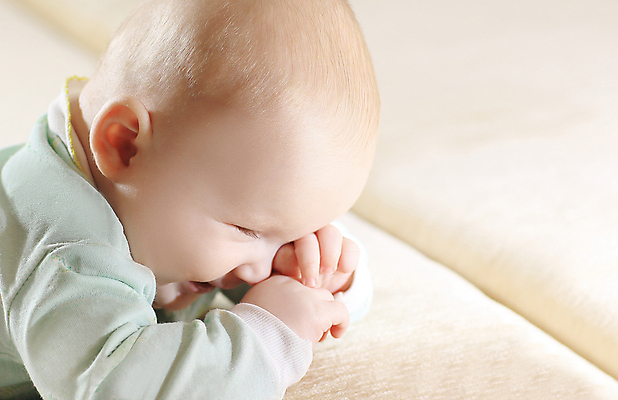 포토 JPG 해외이미지 실내 한명 웃음 손짓 상반신 옆모습 귀여움 아기 신생아 해외포토 1 뷰포인트 컨셉 모션 표정 사람 내부 파일형식 이미지허브