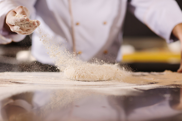 포토 JPG 해외이미지 남자 실내 요리 한명 상반신 성인 앞모습 주방 요리사 뿌리기 반죽 밀가루반죽 도우 성인남자한명만 해외포토 직업 1 뷰포인트 모션 사람 내부 남자한명만 성인남자만 파일형식 이미지허브