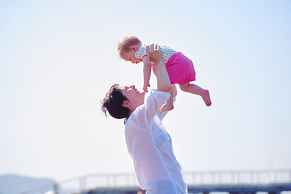포토 JPG 해외이미지 주간 전신 여자 행복 어린이 모녀 상반신 성인 해변 야외 두명 옆모습 여름휴가 바캉스 여자만 들어올리기 해외포토 자연요소 딸 감정 바다 뷰포인트 가족 모션 엄마 휴가 사람 파일형식 여름_계절 이미지허브