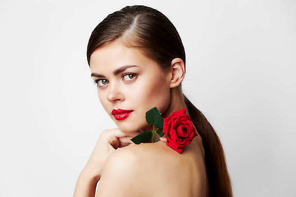 포토 JPG 해외이미지 백인 응시 여자 포즈 한명 들기 상반신 성인 옆모습 뒷모습 화장 뷰티 장미 성인여자한명만 해외포토 서양인 1 시선 꽃 뷰포인트 모션 사람 여자한명만 성인여자만 파일형식 이미지허브