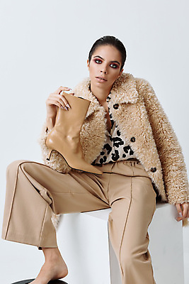 포토 JPG 해외이미지 전신 모델 여자 패션 신발 실내 한명 들기 앉기 성인 앞모습 코트 우아함 모피코트 스타일링 앵클부츠 성인여자한명만 와이드팬츠 해외포토 1 뷰포인트 컨셉 바지 모션 부츠 사람 내부 외투 여자한명만 성인여자만 파일형식 이미지허브