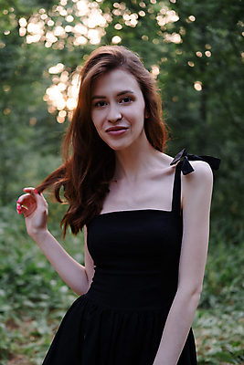 포토 JPG 해외이미지 나무 백인 모델 라이프스타일 드레스 공원 여자 포즈 자연 휴식 갈색머리 한명 서기 사람 야외 초록색 유행 귀여움 검은색 낭만 자유 시골 자신감 우아함 고독 숲 유혹 내추럴 혼자 스타일 해외포토 서양인 식물 1 헤어스타일 옷 공공시설 감정 컬러 컨셉 모션 생활 생태계 파일형식 이미지허브