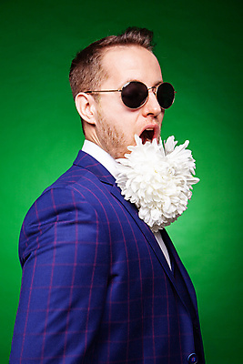 포토 JPG 해외이미지 외관 응시 옷 남자 꽃잎 꽃 안경 꽃무늬 한명 정장 세로 선글라스 유행 재킷 기쁨 표현 직물 유머 괴짜 고급 우아함 핥기 즐거움 긍정 개성 녹색배경 성격 취급주의 스타일 해외포토 식물 1 시선 잡화 감정 백그라운드 컨셉 무늬 모션 경고 사람 초록색 외투 파일형식 이미지허브