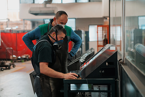 포토 JPG 해외이미지 응시 남자 산업 공장 실내 마스크 상반신 성인 두명 옆모습 기계 장비 작업 기술자 엔지니어 성인남자만 해외포토 직업 시선 뷰포인트 공업 사람 내부 남자만 성인만 파일형식 이미지허브