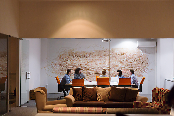 포토 JPG 해외이미지 여자 남자 의자 비즈니스 탁자 회의 실내 앉기 여러명 상반신 성인 옆모습 뒷모습 소파 비즈니스맨 비즈니스우먼 회의실 세미나 성인만 해외포토 뷰포인트 가구 다수 모션 사람 내부 직장인 파일형식 이미지허브