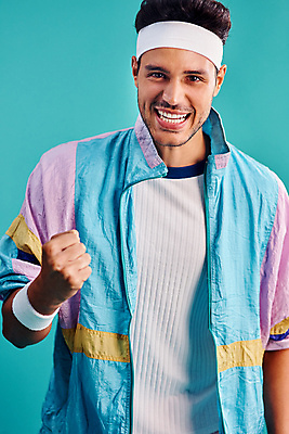 포토 JPG 해외이미지 모델 응시 남자 백그라운드 실내 한명 상반신 20대 성인 앞모습 운동 주먹 재킷 파란배경 스타일 성인남자한명만 해외포토 1 시선 뷰포인트 모션 건강 사람 청년 내부 파란색 외투 남자한명만 성인남자만 파일형식 이미지허브