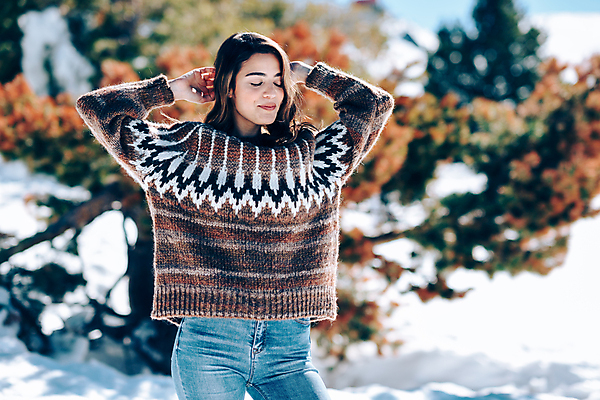 포토 JPG 해외이미지 주간 여자 겨울 한명 상반신 성인 야외 앞모습 아웃포커스 손들기 눈감음 스웨터 성인여자한명만 해외포토 자연요소 1 계절 뷰포인트 상의 모션 촬영기법 사람 여자한명만 성인여자만 파일형식 이미지허브