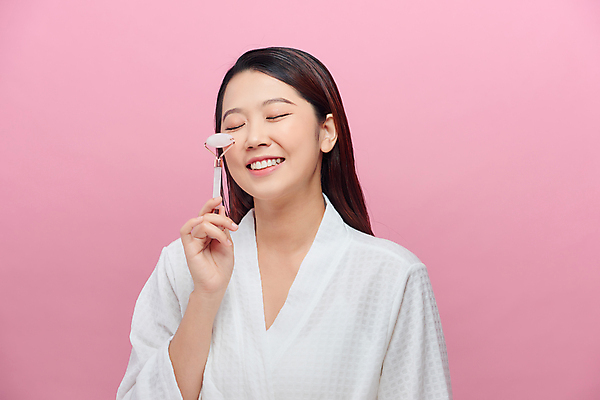 포토 JPG 해외이미지 여자 실내 한명 들기 동양인 상반신 성인 앞모습 뷰티 눈감음 가운 마사지롤러 페이스롤러 성인여자한명만 분홍색배경 해외포토 1 옷 뷰포인트 분홍색 백그라운드 모션 사람 인종 내부 마사지용품 여자한명만 성인여자만 파일형식 이미지허브