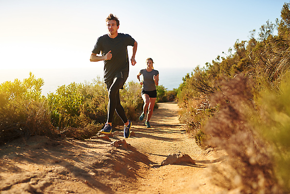 포토 JPG 해외이미지 주간 전신 커플 응시 여자 남자 데이트 자연 함께함 건강 20대 성인 야외 두명 앞모습 운동복 달리기 조깅 운동 숲 성인만 해외포토 자연요소 시선 옷 뷰포인트 컨셉 관계 모션 사람 청년 생태계 파일형식 이미지허브
