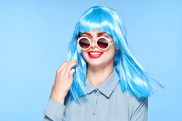 포토 JPG 해외이미지 여자 하늘색 한명 미소 상반신 성인 앞모습 선글라스 가발 성인여자한명만 힙스터 해외포토 1 패션 안경 뷰포인트 표정 사람 파란색 여자한명만 성인여자만 파일형식 이미지허브