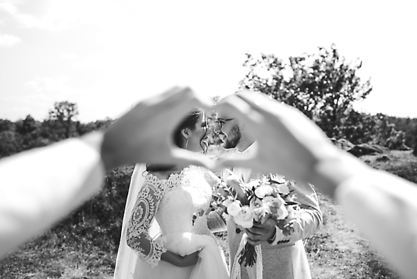 포토 JPG 해외이미지 모양 백인 손 디자인 커플 여자 남자 꽃 행복 결혼 백그라운드 2 꽃무늬 손가락 관계 신혼부부 남편 휴가 함께함 발렌타인데이 관리 선물 사랑 사람 정장 성인 사람없음 야외 장식 초록색 뷰티 유행 낭만 하트 축하 잡기 고급 우아함 사인 약혼 스타일 해외포토 서양인 식물 부부 옷 감정 컬러 컨셉 무늬 모션 데이이벤트 이벤트 신체부위 약속 신혼 파일형식 이미지허브