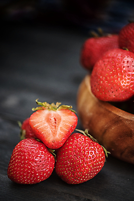 포토 JPG 해외이미지 딸기 검은배경 사람없음 아웃포커스 나무그릇 해외포토 그릇 백그라운드 과일 촬영기법 목재 검은색 파일형식 이미지허브