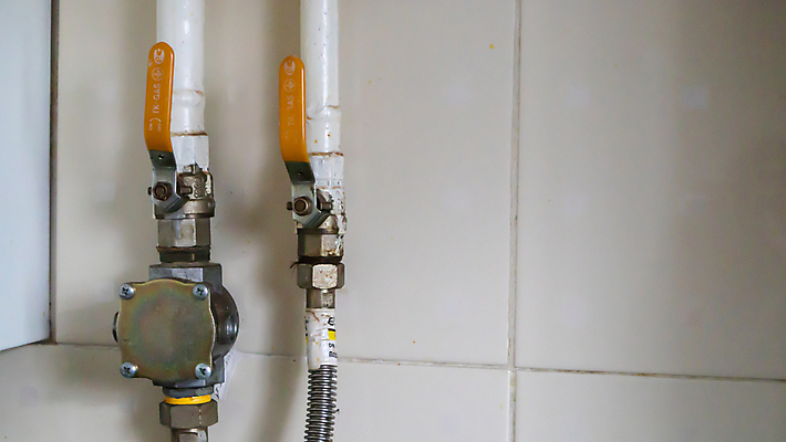 포토 JPG 해외이미지 선 가정 주택 손잡이 사람없음 물 노란색 금속 주방 힘 방 장비 에너지 흰색 액체 연결 오브젝트 수도꼭지 가스 난방 튜브 내추럴 그만 배관공 보일러 제어 철강 파이프라인 공급 해외포토 자연요소 컬러 재질 건물 파이프_관 파일형식 이미지허브