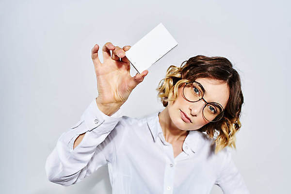 포토 JPG 해외이미지 서양인 여자 명함 프레임 한명 들기 상반신 성인 앞모습 사각형 집중 보여주기 주목 성인여자한명만 해외포토 도형 외국인 1 뷰포인트 컨셉 모션 사람 여자한명만 성인여자만 파일형식 이미지허브