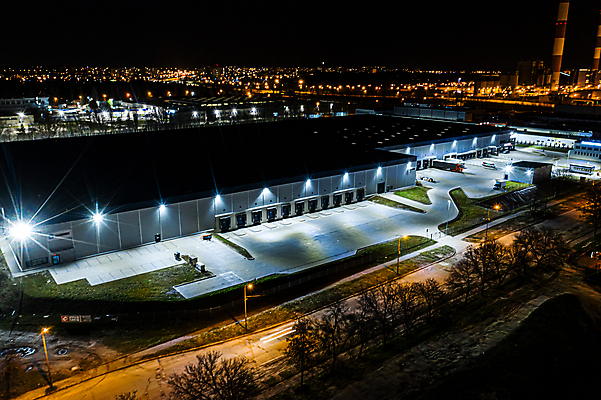 포토 JPG 해외이미지 유럽 산업 도로 겨울 비즈니스 공장 교통시설 자동차 독일 안테나 사람없음 화물 상품 야간 컨테이너 창고 시설 상업 수납 짐차 무거움 물류 폴란드 드론 분배 수입 해외포토 자연요소 계절 나라 길 육상교통 교통 통신 공업 운송업 무게 파일형식 이미지허브