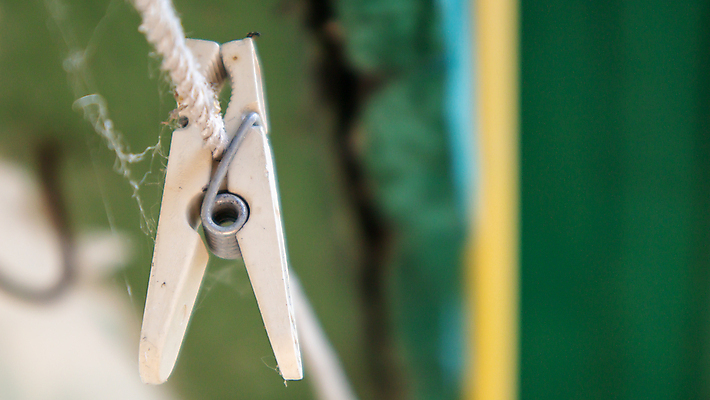 포토 JPG 해외이미지 디자인 옷 선 밧줄 줄 백그라운드 컨셉 가사 가정 자연 거리 주택 건조 집게 사람없음 야외 빨간색 초록색 여름 파란색 컬러풀 잡기 업무 그룹 코드 씻기 빨래 빨랫줄 플라스틱 묘사 오브젝트 클립 빨래집게 고립 옛날 해외포토 계절 컬러 모션 재질 건물 청결 작업 생태계 파일형식 이미지허브