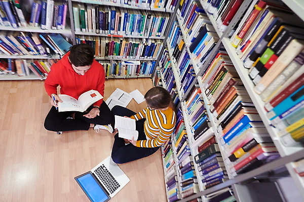 포토 JPG 해외이미지 전신 여자 남자 학교 청소년 책장 두명 책 노트북 하이앵글 독서 도서관 집중 가부좌 십대만 해외포토 교육 뷰포인트 가구 컨셉 사람 앉기 전자제품 파일형식 이미지허브