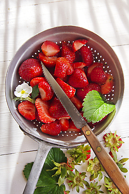 포토 JPG 해외이미지 딸기 사람없음 채망 흰배경 담기 슬라이스 과도 딸기꽃 딸기잎 해외포토 꽃 백그라운드 잎 과일 모션 주방용품 흰색 파일형식 이미지허브