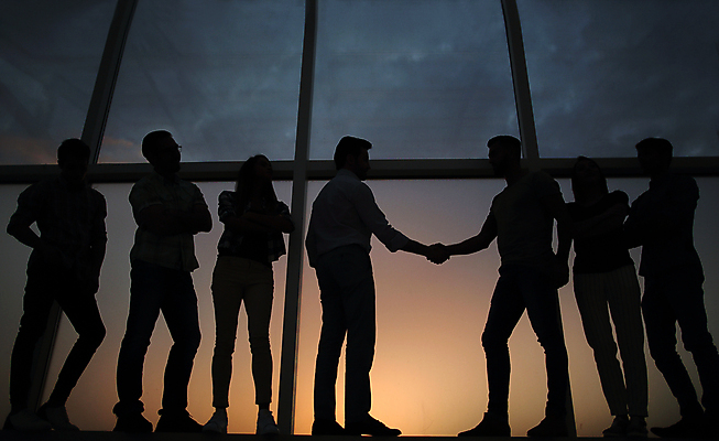 포토 JPG 해외이미지 전신 실루엣 비즈니스 창문 협력 악수 실내 협상 서기 여러명 성인 야간 창가 성인만 해외포토 자연요소 다수 모션 촬영기법 사람 손짓 내부 파일형식 이미지허브