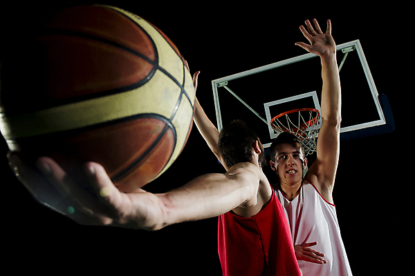 포토 JPG 해외이미지 남자 스포츠 모션 농구 농구공 실내 들기 성인 두명 점프 경쟁 수비 체육관 근육질 농구대 손뻗기 성인남자만 해외포토 컨셉 공 근육 사람 내부 구기 몸매 골대 남자만 성인만 파일형식 이미지허브