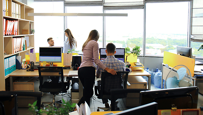 포토 JPG 해외이미지 전신 서양인 여자 남자 회사 대화 앉기 정장 여러명 성인 옆모습 뒷모습 컴퓨터 사무실 잡기 업무 비즈니스맨 비즈니스우먼 성인만 해외포토 외국인 옷 뷰포인트 다수 비즈니스 모션 말하기 사람 전자제품 작업 직장인 파일형식 이미지허브