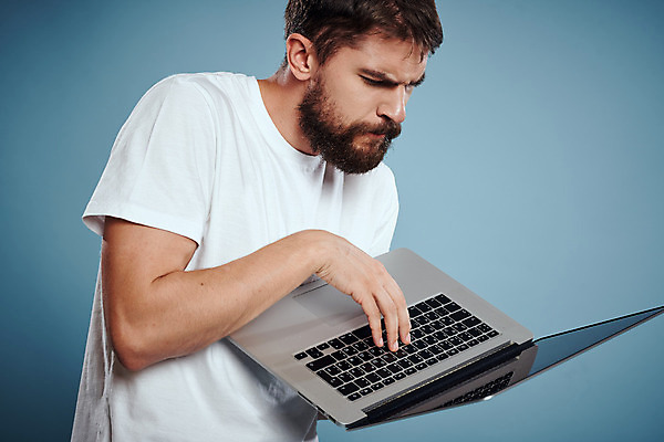 포토 JPG 해외이미지 백인 응시 남자 한명 앉기 상반신 성인 옆모습 노트북 컴퓨터 사무실 짜증 타이핑 비즈니스맨 성인남자한명만 해외포토 서양인 1 시선 감정 뷰포인트 비즈니스 모션 사람 전자제품 직장인 남자한명만 성인남자만 파일형식 이미지허브