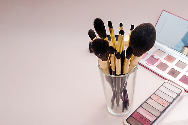 포토 JPG 해외이미지 직업 여자 얼굴 분홍색 백그라운드 장신구 그림자 사람없음 장식 세트 컬러풀 뷰티 유행 페인트 화장품 립스틱 공구 붓 화려 플랫 상품 정상 가루 볼터치 수집 마스카라 만들기 예술가 위치 아이섀도 내추럴 구성 돌봄 파스텔톤 해외포토 컬러 컨셉 모션 사람 신체부위 화장 도구 파일형식 이미지허브