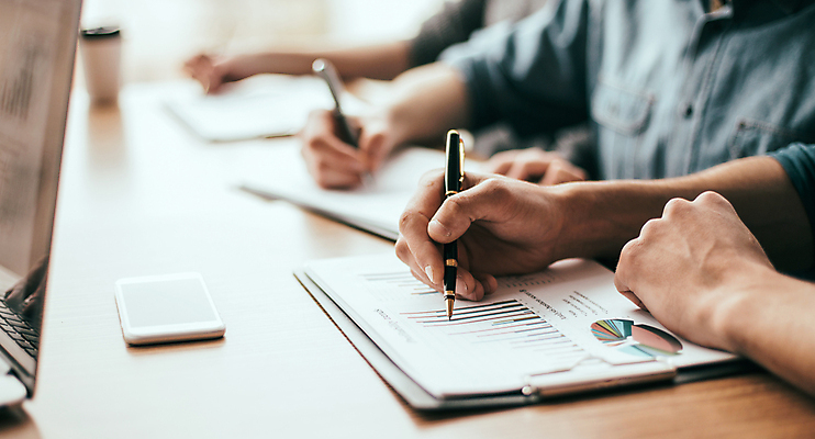 포토 JPG 해외이미지 손 비즈니스 그래프 실내 한명 들기 사람 상반신 아웃포커스 신체부위 펜 기록 문서 해외포토 1 모션 촬영기법 내부 필기구 파일형식 이미지허브