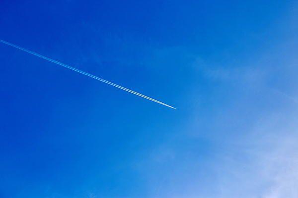 포토 JPG 해외이미지 주간 구름 백그라운드 하늘 비행기 사람없음 야외 파란색 연기 제트기 에어쇼 비행운 해외포토 자연요소 컬러 항공교통 대중교통 쇼 파일형식 구름_자연 이미지허브