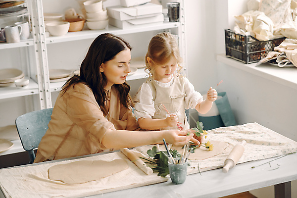 포토 JPG 해외이미지 모양 직업 손 여자 딸 어린이 조각 2 교실 학교 가족 탁자 엄마 갈색머리 창조 미술 사람 성인 취미 두명 학습 스터디 교사 업무 바퀴 도자기 가르침 작업실 성형수술 냄비 공예 서식 만들기 예술가 점토 진흙 조형 밀가루반죽 개발 도예가 핸드메이드 해외포토 헤어스타일 교육 가구 관계 모션 문화예술 신체부위 작업 수술 솥 반죽 파일형식 이미지허브