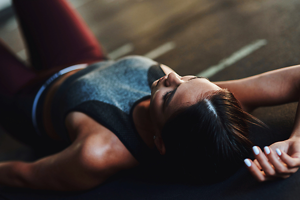 포토 JPG 해외이미지 1 라이프스타일 웰빙 여자 스포츠 신체 휴식 바닥 실내 건강 피곤 한명 사람 앉기 성인 건물 옆모습 운동복 운동 힘 헬스장 매트 몸무게 날씬함 연습 클럽 체육관 근육질 거짓말 단절 필라테스 카피스페이스 해외포토 건축물 옷 뷰포인트 컨셉 모션 근육 내부 생활 헬스 공백 몸매 파일형식 이미지허브