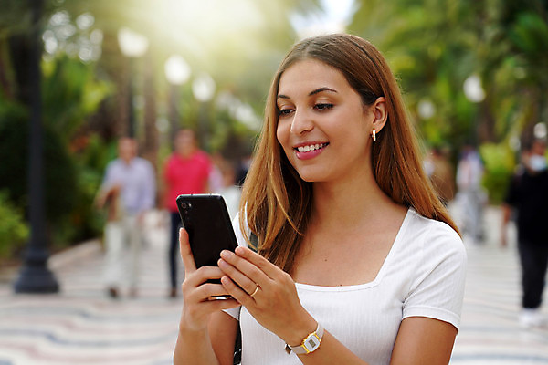 포토 JPG 해외이미지 나무 라이프스타일 손 행복 모바일 거리 손바닥 한명 미소 사람 야외 10대 스마트폰 핸드폰 독서 뷰티 걷기 산책 관찰 도시 스페인 닫기 승차 소프트포커스 전화기 스마트 흥분 정사각형 히스패닉 바르셀로나 리우데자네이루 알리칸테 브라질사람 해외포토 도형 식물 1 감정 유럽 컨셉 모션 청소년 휴식 촬영기법 표정 생활 신체부위 전자제품 스마트기기 브라질 파일형식 이미지허브