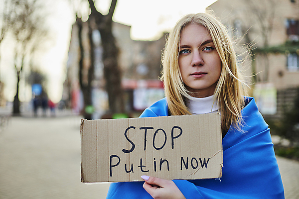 포토 JPG 해외이미지 유럽 얼굴 한명 사람 파란색 평화 자유 깃발 민주주의 충돌 심볼 군용 전쟁 러시아 애국심 그만 독립 우크라이나 위기 전국 정치 지원 항의 해외포토 1 나라 컬러 컨셉 군대 신체부위 파일형식 이미지허브