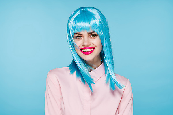 포토 JPG 해외이미지 여자 하늘색 한명 미소 상반신 성인 앞모습 가발 성인여자한명만 힙스터 해외포토 1 패션 뷰포인트 표정 사람 파란색 여자한명만 성인여자만 파일형식 이미지허브