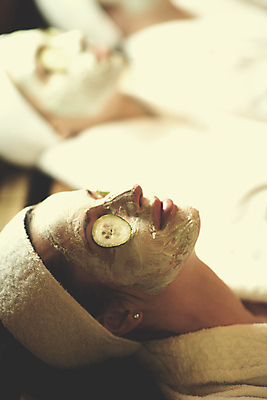 포토 JPG 해외이미지 여자 오이 실내 상반신 성인 두명 옆모습 아웃포커스 눕기 스파 눈가림 팩 테라피 머드팩 오이팩 성인여자만 해외포토 뷰포인트 채소 모션 촬영기법 사람 내부 뷰티 화장품 가림 여자만 성인만 파일형식 이미지허브