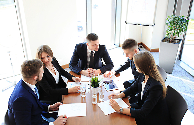 포토 JPG 해외이미지 서양인 여자 남자 화분 회사 회의 들기 앉기 정장 여러명 상반신 성인 앞모습 옆모습 하이앵글 태블릿 펜 업무 비즈니스맨 비즈니스우먼 물컵 문서 성인만 해외포토 외국인 옷 뷰포인트 다수 비즈니스 모션 사람 컵 전자제품 스마트기기 필기구 작업 직장인 파일형식 이미지허브